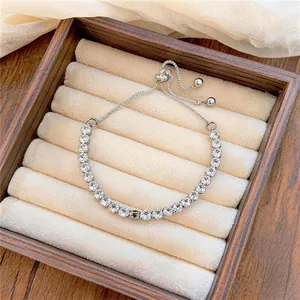Elegantes verstellbares Silber-Tennisarmband mit runden Kristallen in einer edlen Schmuckschatulle