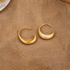 Elegante minimalistische mattgoldene Halbmond-Creolen mit hochwertigem Matt-Finish