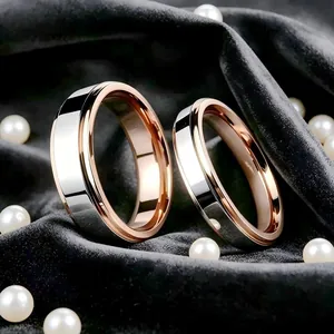 Macro detail van tweekleurige roségouden en zilveren titanium stalen ringen op fluweel