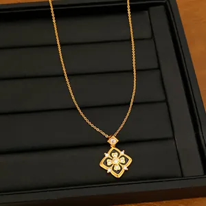 Detalle macro de un collar chapado en oro de lujo con esmalte negro y colgante de circón