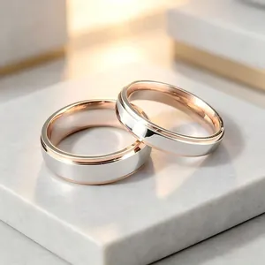 Detailweergave van minimalistische tweekleurige roségouden en zilveren titanium ringen