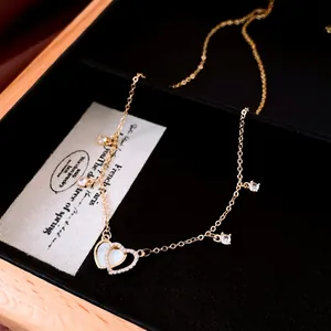 Collier plaqué or 14 carats avec pendentif double cœur en zircone et nacre en boîte
