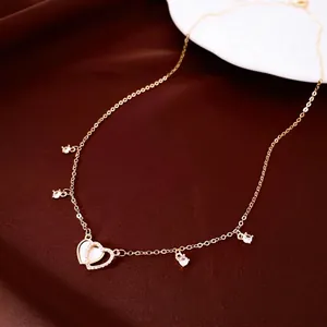 Élégant collier plaqué or 14 carats avec un pendentif cœur étincelant en nacre et zircon.