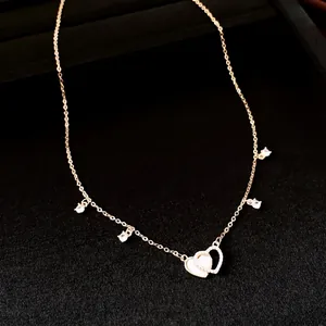 Collier cœur plaqué or 14 carats élégant avec nacre et breloques en zircone
