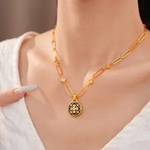 Primer plano detallado del collar con colgante de flor bañado en oro con circón y esmalte