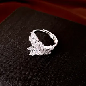 Dettaglio macro di un anello geometrico moderno in argento con zirconi scintillanti