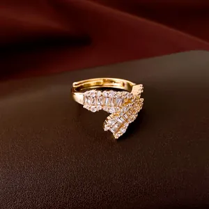 Dettaglio ravvicinato di anello aperto placcato oro 18k con intarsio in zircone geometrico