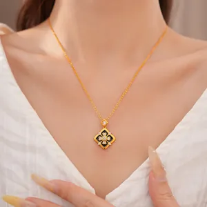 Vista detallada de un collar de lujo bañado en oro con motivo floral y circonitas.