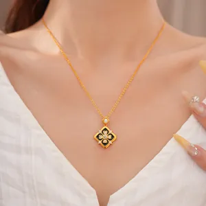 Detalle del collar de flores chapado en oro con esmalte negro y piedras de circonita.