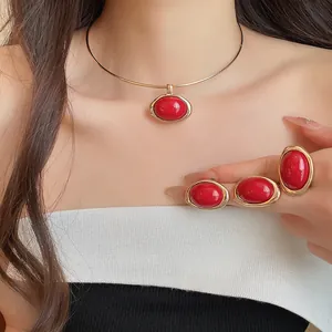 Rotes Harz-Schmuckset mit ovalen Ohrringen, Ring und Halsreif für Damen