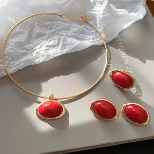 Detailansicht des eleganten roten Harz-Schmucksets mit Halskette und Ohrringen.