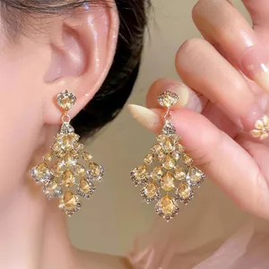 Boucles d'oreilles pendantes élégantes avec strass champagne et design en éventail doré
