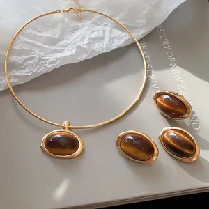 Vintage Luxus Harz Oval Schmuckset mit goldenem Choker Halskette und passenden Ohrringen