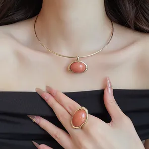 Detailansicht des Schmucksets mit Harzanhänger und passendem Ring am Modell