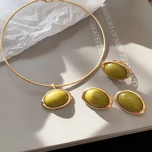Detailansicht eines olivgrünen Schmucksets mit Harz-Ovalen: Halskette, Ohrringe und Ring