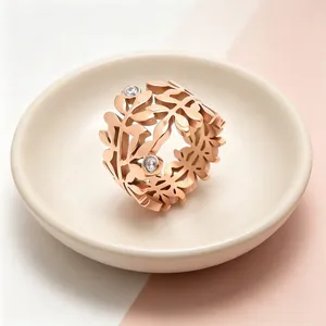 Vue détaillée d'une bague feuille d'olivier en or rose avec pierres en zircone.
