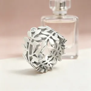 Vue rapprochée montrant la texture complexe des feuilles d'olivier et pierres de la bague