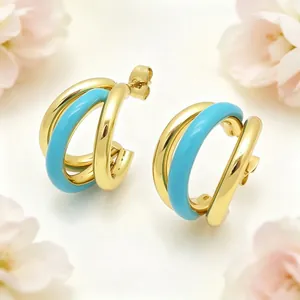 Detailansicht der dreischichtigen C-förmigen Ohrringe mit hellblauem Emaille und 18K Gold