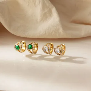 Élégantes créoles serpent plaquées or 18 carats avec zircons verts et clairs.