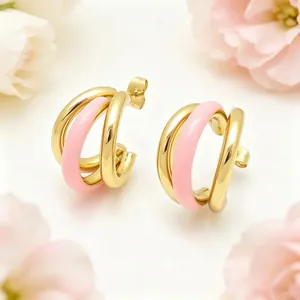 Nahaufnahme der dreilagigen C-förmigen Creolen mit rosa Emaille und Gold-Finish