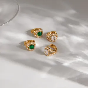 Vue détaillée de créoles plaquées or 18 carats avec oxydes de zirconium verts et blancs