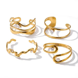 Vier 18K vergulde roestvrijstalen armbanden met onregelmatige geometrische vormen en zirkonia's