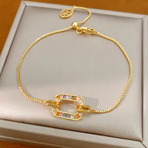 Detail van 18k vergulde armband met een rechthoekig middelpunt van regenboogzirkonia