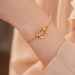 Luxe detail van 18k vergulde armband met veelkleurige rechthoekige zirkonia-stenen