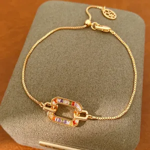 Macro-opname van 18 karaat vergulde armband met gekleurde zirkoon rechthoekige schakel