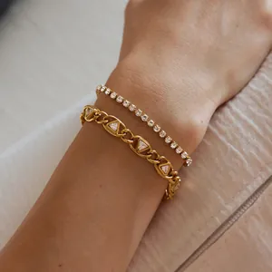 Bracelet élégant en acier titane doré avec zircon triangle et chaîne tennis