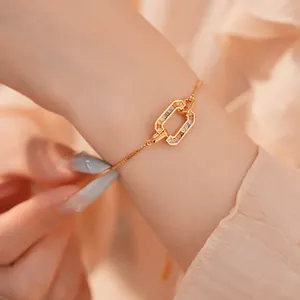 Gedetailleerd beeld van 18 karaat vergulde armband met kleurrijke zirkoon rechthoekige schakel