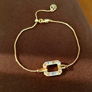 Detailweergave van een 18k vergulde armband met veelkleurige zirkonia steentjes