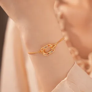 Detailopname van een 18k vergulde armband met luxe rechthoekige zirkoonschakels