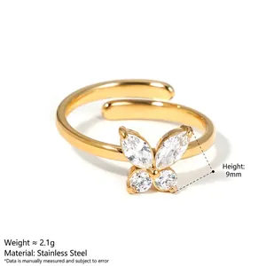 Eleganter goldener Edelstahlring mit Schmetterling und Zirkon auf weißem Hintergrund.