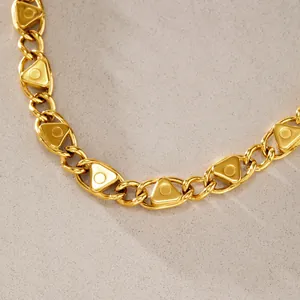 Detailansicht eines goldenen Titanstahlarmbands mit einzigartigen dreieckigen Gliedern.