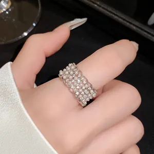 Macro-detail van een 18k vergulde open ring met elegante parels en fijne zirkonen