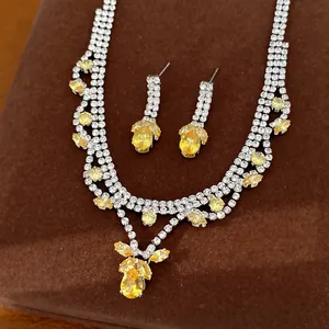 Detailansicht eines Zirkonia-Schmucksets mit gelben Tropfenanhängern und Kristallen