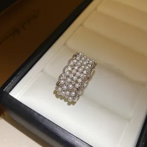Elegante 18k vergulde open ring met parels en zirkonen in een opengewerkt kantontwerp