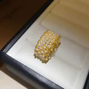 Detailopname van 18k vergulde kanten ring met delicate parels en zirkonia stenen