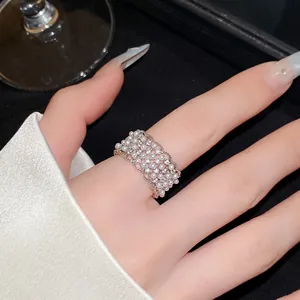 Detailopname van een 18k vergulde opengewerkte kanten ring met parels en zirkonia