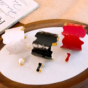 Vue détaillée de bracelets manchettes émaillés et bagues assorties en trois couleurs