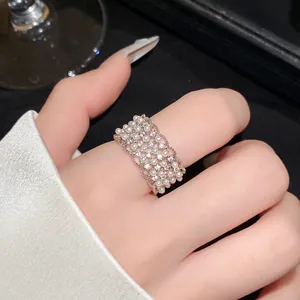 Detailopname van 18 karaat vergulde kanten ring met rijen parels en zirkonia-stenen