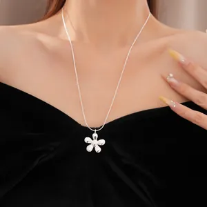 Detailopname van een glanzende zilveren bloemenketting op een zwarte fluwelen top
