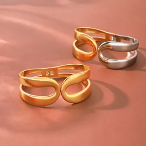 Gedetailleerd overzicht van luxe holle geometrische armbanden in 18k goud en zilver finish.