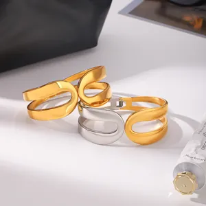 Close-up van elegante 18k vergulde holle glanzende armbanden met spiegelglans afwerking