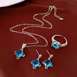 Elegantes Set mit blauen Zirkonia, quadratischem Schliff, Halskette, Ring und Ohrringen.