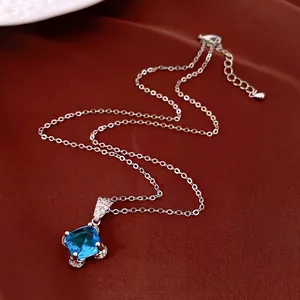 Elegante Silberkette mit einem quadratischen blauen Zirkonia-Anhänger im Vintage-Stil