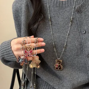 Collier Ours en Perles de Verre Rétro Simple Chaîne de Pull Exquise Pendentif Animal Doux pour Femmes Accessoire de Mode