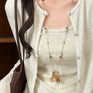 Collier vintage en perles de verre avec pendentif ours mignon porté par un mannequin