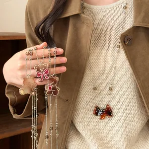 Parure de colliers vintage en perles de verre marron avec pendentifs ours et chien